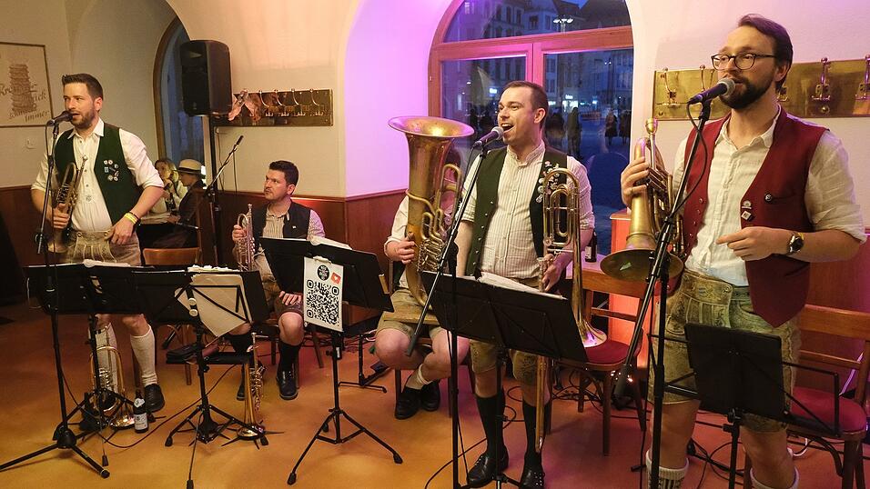 Partykl&auml;nge und z&uuml;nftige Kapellen, f&uuml;r jeden Nachtschw&auml;rmer in Tracht war etwas dabei.