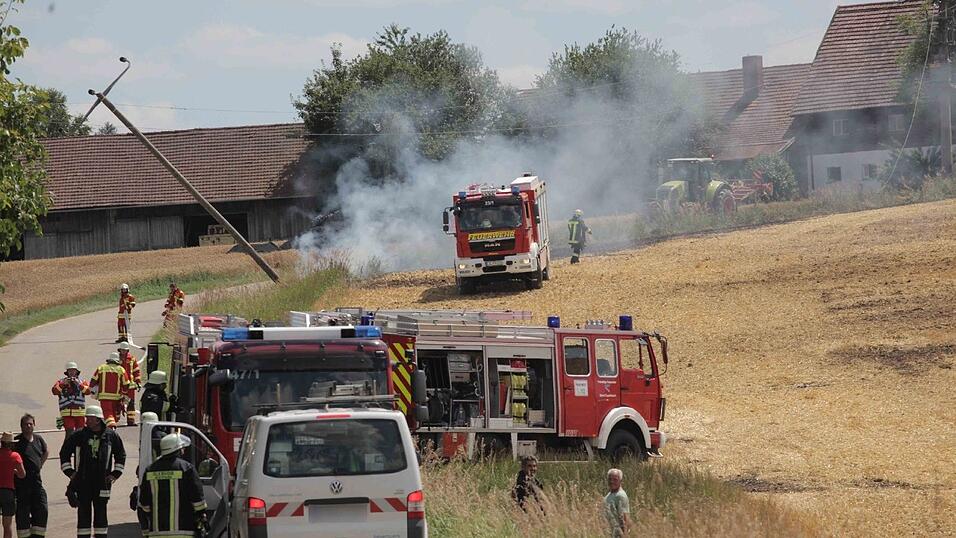 Auf diesem Feld fuhr am Dienstagmittag ein Landwirt mit seinem Traktor gegen einen Strommasten. Dadurch kam es zu einem Feldbrand und einem Stromausfall. Auf diesem Feld fuhr am Dienstagmittag ein Landwirt mit seinem Traktor gegen einen Strommasten. Dadurch kam es zu einem Feldbrand und einem Stromausfall.