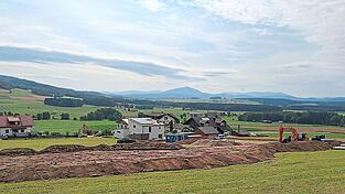 Eine herrliche Aussicht zu den Bayerwaldbergen bietet das neue Baugebiet „Ried-Südwest“.