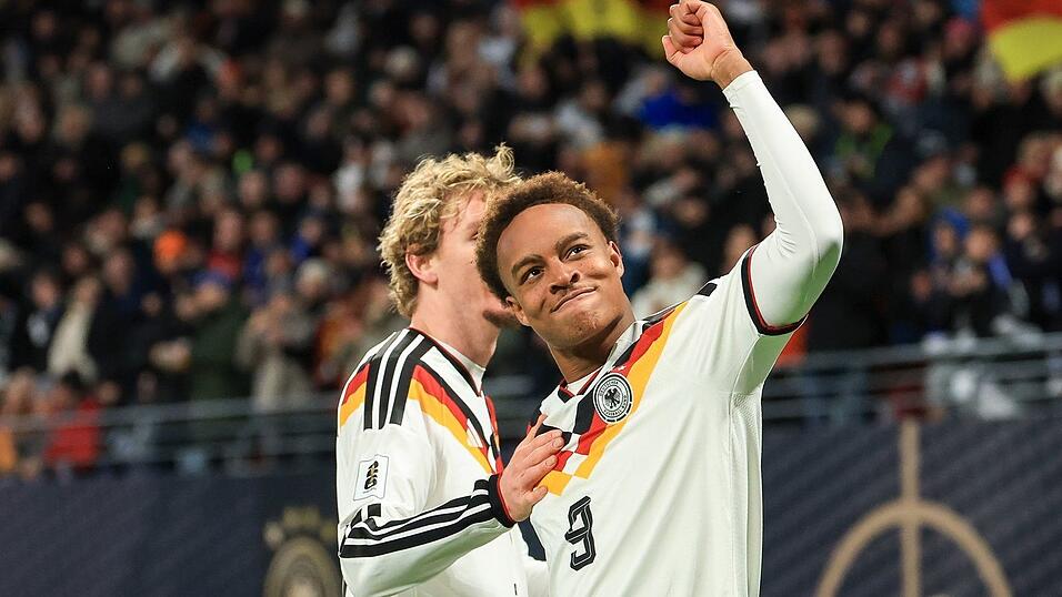 Ou&eacute;draogo bejubelt sein Premierentor im DFB-Trikot. (Archivbild)