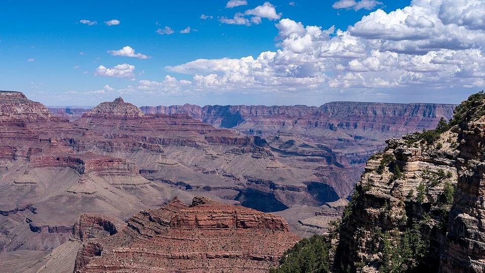 Im Grand Canyon werden nach Behördenangaben nach einer Sturzflut gut 20 Menschen vermisst. (Archivbild) Im Grand Canyon werden nach Behördenangaben nach einer Sturzflut gut 20 Menschen vermisst. (Archivbild)