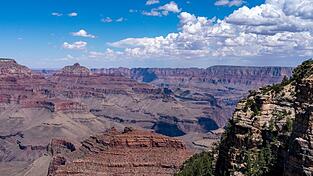 Im Grand Canyon werden nach Behördenangaben nach einer Sturzflut gut 20 Menschen vermisst. (Archivbild) Im Grand Canyon werden nach Behördenangaben nach einer Sturzflut gut 20 Menschen vermisst. (Archivbild)