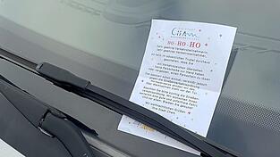 'Ho-Ho-Ho!' prangt in roten Buchstaben auf dem Hinweiszettel, den die kommunale Verkehrsüberwachung momentan statt Strafzetteln verteilt. 'Ho-Ho-Ho!' prangt in roten Buchstaben auf dem Hinweiszettel, den die kommunale Verkehrsüberwachung momentan statt Strafzetteln verteilt.