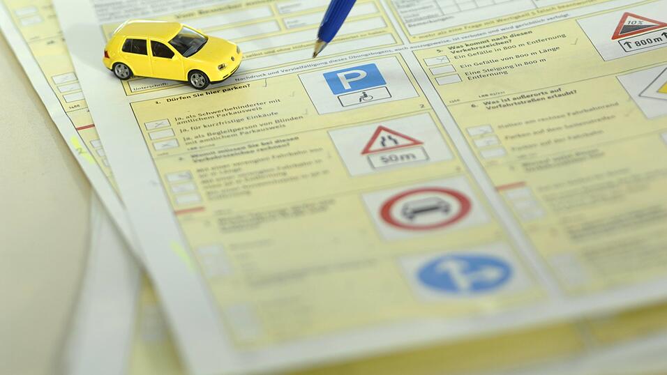 Die Prüfungsunterlagen sind heutzutage nicht mehr aus Papier – das wurde der Jugendlichen und ihrem Helfer zum Verhängnis. (Symbolbild) Die Prüfungsunterlagen sind heutzutage nicht mehr aus Papier – das wurde der Jugendlichen und ihrem Helfer zum Verhängnis. (Symbolbild)