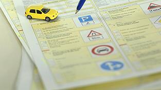 Die Prüfungsunterlagen sind heutzutage nicht mehr aus Papier – das wurde der Jugendlichen und ihrem Helfer zum Verhängnis. (Symbolbild) Die Prüfungsunterlagen sind heutzutage nicht mehr aus Papier – das wurde der Jugendlichen und ihrem Helfer zum Verhängnis. (Symbolbild)