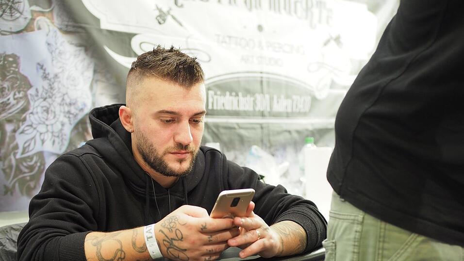 Rund 40 Aussteller und etwa 90 Tattoo-Künstler sind auf der Tattoo Convention in Straubing vertreten. Rund 40 Aussteller und etwa 90 Tattoo-Künstler sind auf der Tattoo Convention in Straubing vertreten.