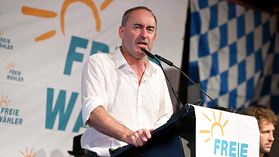 Hubert Aiwanger beim Gillamoos auf der Bühne. 