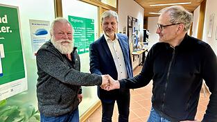 Faire Unterlegene: G&uuml;nter Stelzer (links) und Stefan Zeller (rechts) gratulierten unmittelbar nach der Bekanntgabe des Ergebnisses dem alten wie neuen B&uuml;rgermeister Sandro Bauer.