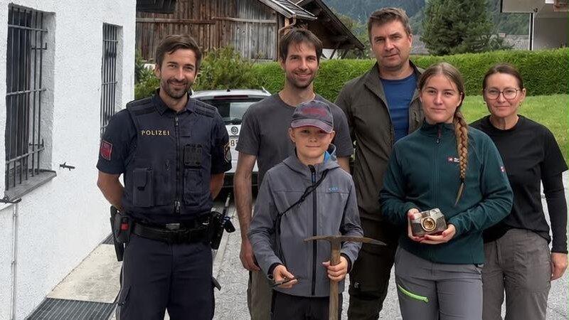 Andrea, Andreas, Anton und Resi Rothfischer fuhren nach Neustift, um die Gegenstände persönlich entgegenzunehmen. Andrea, Andreas, Anton und Resi Rothfischer fuhren nach Neustift, um die Gegenstände persönlich entgegenzunehmen.