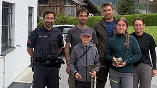 Andrea, Andreas, Anton und Resi Rothfischer fuhren nach Neustift, um die Gegenstände persönlich entgegenzunehmen. Andrea, Andreas, Anton und Resi Rothfischer fuhren nach Neustift, um die Gegenstände persönlich entgegenzunehmen.