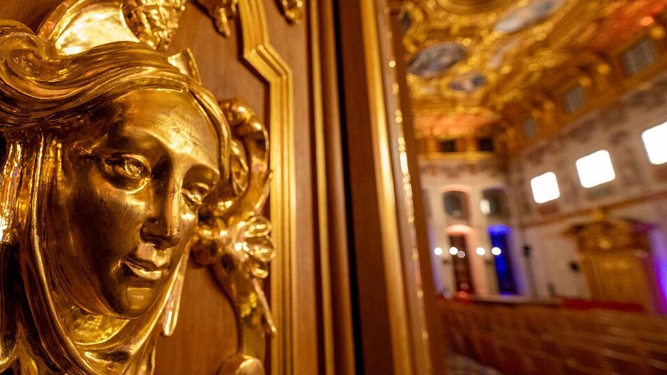 Die Wiederherstellung des Goldenen Saals dauerte nach dem Zweiten Weltkrieg etwa ein halbes Jahrhundert. Die Wiederherstellung des Goldenen Saals dauerte nach dem Zweiten Weltkrieg etwa ein halbes Jahrhundert.