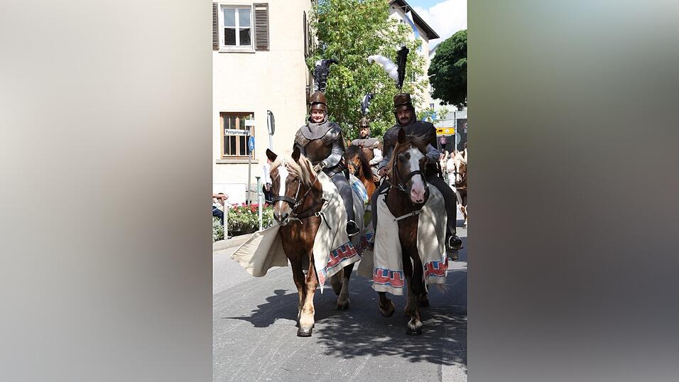 Die schönsten Augenblicke des historischen Drachenstich-Festzuges 2016. Die schönsten Augenblicke des historischen Drachenstich-Festzuges 2016.