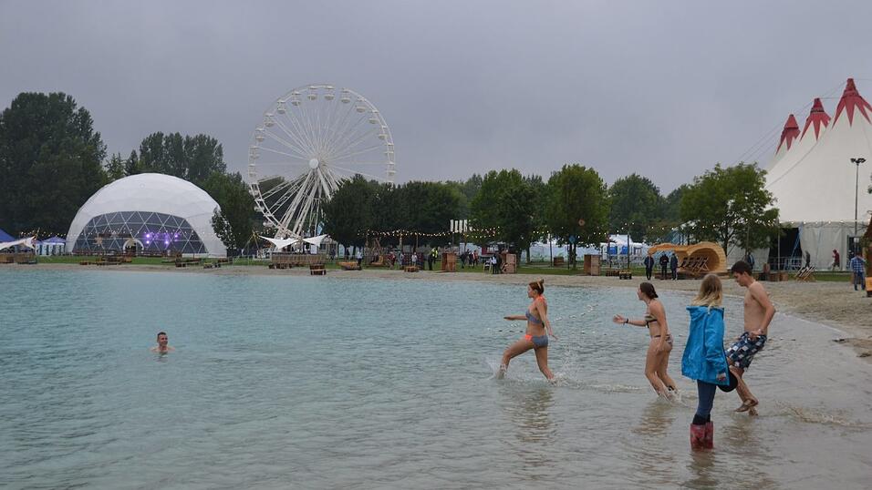 Warum schlechtes Wetter am Festival gut ist: Natürlich baden. Warum schlechtes Wetter am Festival gut ist: Natürlich baden.