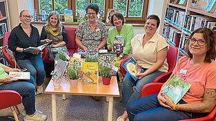 Das aktuelle Lesepaten-Team (von links): Helene Tschacher, Marion Köhler, Anett Schüler, Claudia Artinger, Veronika Bendl und Simone Schmid zusammen mit Bibliotheksleitung Maria Pinsker (Mitte). Nicht mit auf dem Foto ist Conny Kroiß. Das aktuelle Lesepaten-Team (von links): Helene Tschacher, Marion Köhler, Anett Schüler, Claudia Artinger, Veronika Bendl und Simone Schmid zusammen mit Bibliotheksleitung Maria Pinsker (Mitte). Nicht mit auf dem Foto ist Conny Kroiß.