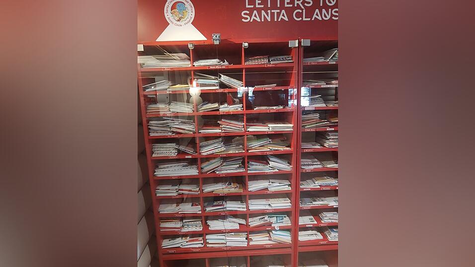 Briefe aus aller Welt, geordnet nach L&auml;ndern, im Hauptpostamt im Santa Claus Village in Rovaniemi in Nordfinnland.