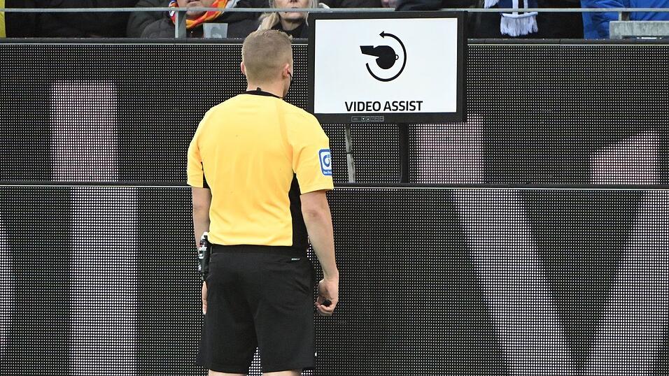 Schiedsrichter Timo Gansloweit pr&uuml;ft eine Entscheidung am Bildschirm. (Archivbild)
