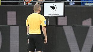 Schiedsrichter Timo Gansloweit pr&uuml;ft eine Entscheidung am Bildschirm. (Archivbild)