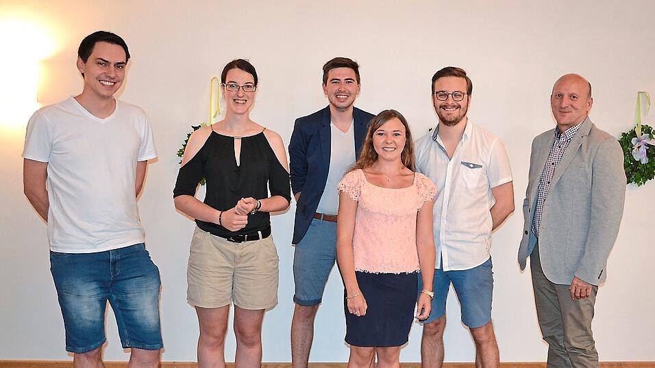 Der neue Vorstand für die nächsten zwei Jahre: Matthias Kettl, Christina Weig, Enrico Koch, Anna-Lena Jungbauer und Julian Dietlmeier. Bürgermeister Franz Aster (r.) gratulierte. Der neue Vorstand für die nächsten zwei Jahre: Matthias Kettl, Christina Weig, Enrico Koch, Anna-Lena Jungbauer und Julian Dietlmeier. Bürgermeister Franz Aster (r.) gratulierte.