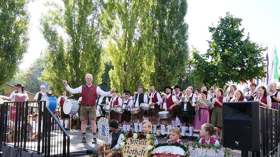 Ein Besuchermagnet war am Sonntag auf dem Gäubodenvolksfest das gemeinsame Blaskonzert der sieben Festzeltkapellen. Auch MdB Alois Rainer schwang dabei den Dirigentenstab.