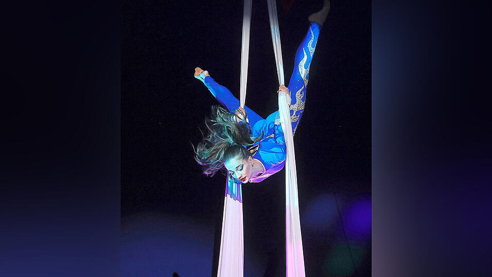 Spektakul&auml;re Akrobatik am Tuch konnten die Zuschauer am Sonntag beobachten.