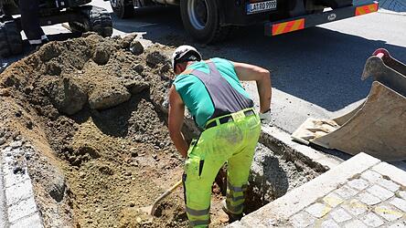 Um das Leck zu finden, musste an verschiedenen Stellen der Boden aufgegraben werden.