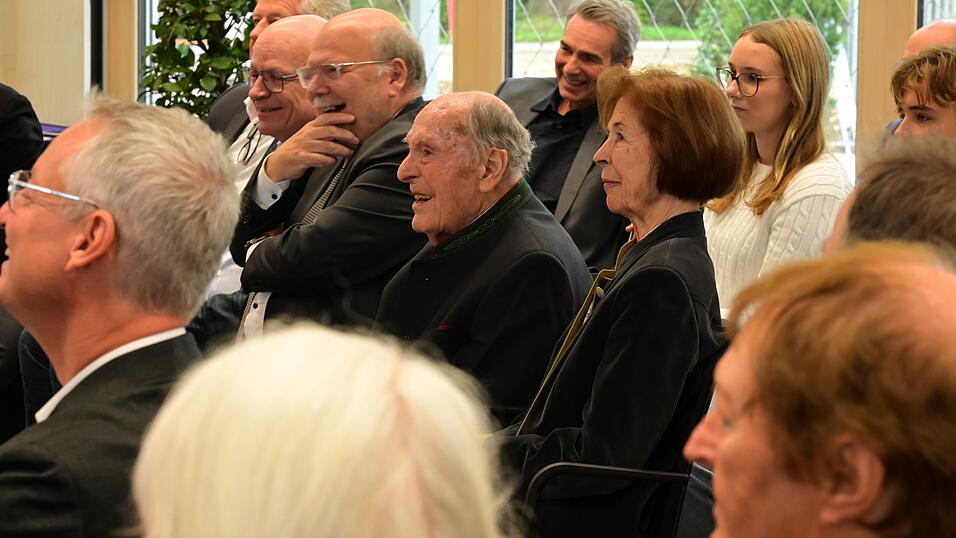 Zahlreiche Gäste aus Politik und Wirtschaft kamen zum Festakt in die Attenkofer Akademie. Zahlreiche Gäste aus Politik und Wirtschaft kamen zum Festakt in die Attenkofer Akademie.