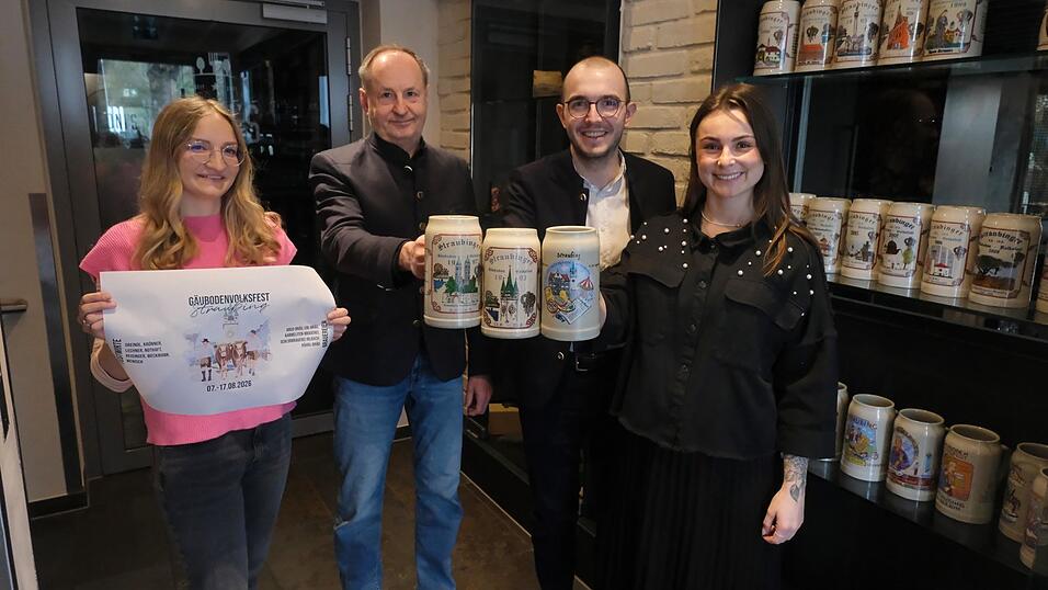 Sabrina Sch&auml;tz mit ihrem Siegermotiv 2026, Festwirtesprecher Martin Lechner mit dem Krug von 1997, dem Jahr, als er sein Festzelt bekam, Festwirt Stefan Wenisch mit dem ersten Volksfestkrug von 1993, dem Jahr seines ersten Volksfestes - kurz davor wurde er geboren - und Aileen Stettmer vom Marketing-Team des Straubinger Tagblatts mit dem Zeitungskrug von 2024 &bdquo;175 Jahre Mediengruppe Attenkofer&ldquo;.