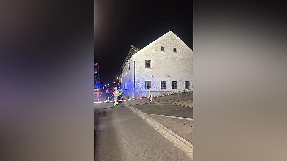 Mitten in der Nacht ist ein Haus in Geisenhausen (Kreis Landshut) in sich zusammengestürzt – vor den Augen der Feuerwehr. Mitten in der Nacht ist ein Haus in Geisenhausen (Kreis Landshut) in sich zusammengestürzt – vor den Augen der Feuerwehr.