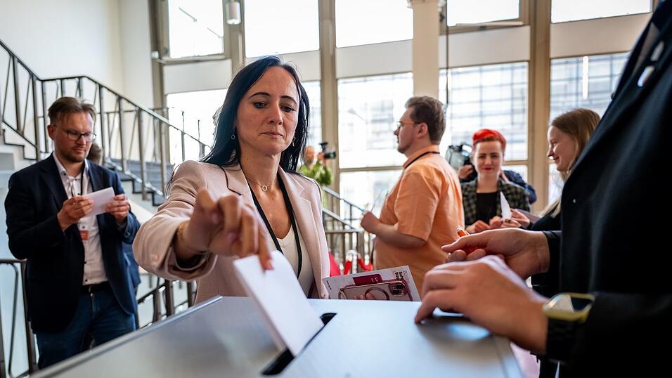 Die BSW-Abgeordnete Anke Wirsing und ihr Kollege Sven K&uuml;ntzel wenden sich gegen die Mehrheit ihrer Fraktion. (Archivbild)