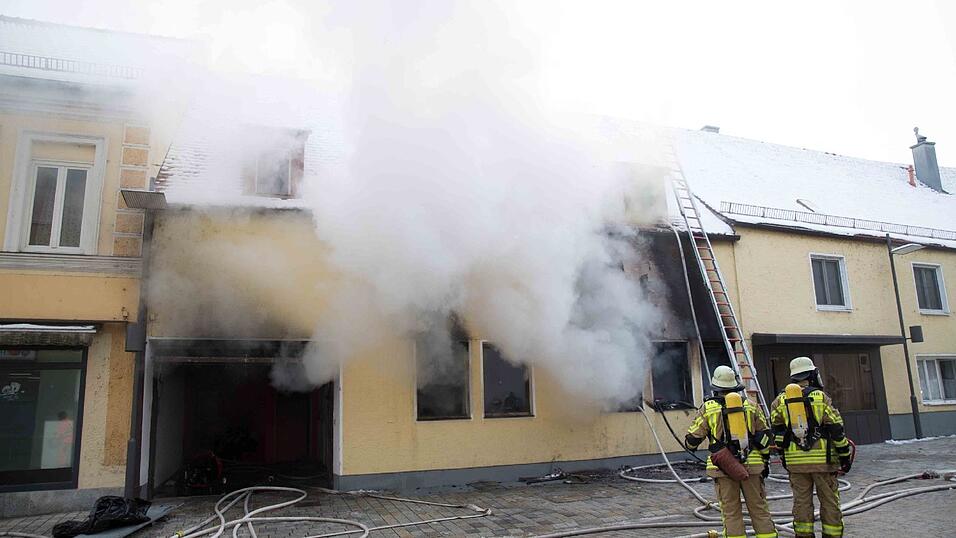 Inmitten dieses brennenden Hauses in der Griesgasse in Dingolfing entdeckte die Feuerwehr die Leiche.