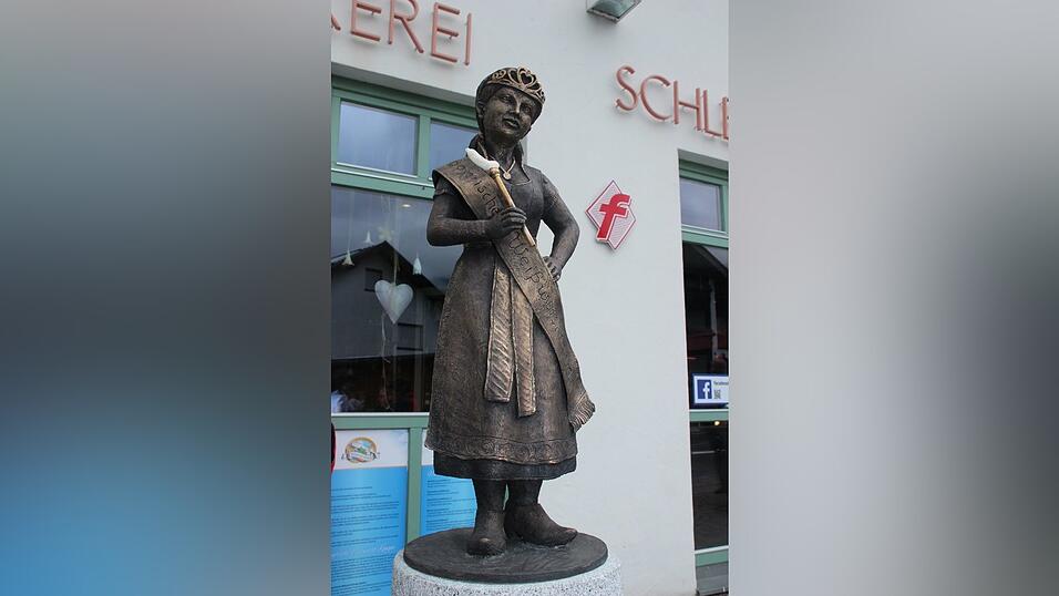 Bronzefigur Bayerische Weißwurstkönigin in Bodenmais Bronzefigur Bayerische Weißwurstkönigin in Bodenmais