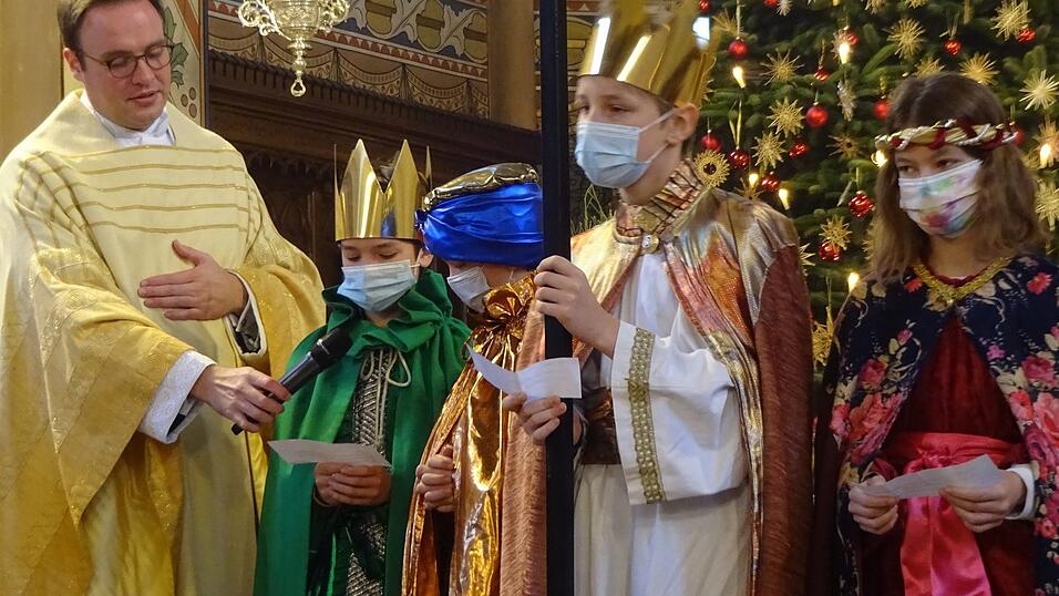 Die Sternsinger feierten und gestalteten den Gottesdienst in Bayerbach mit. Die Sternsinger feierten und gestalteten den Gottesdienst in Bayerbach mit.