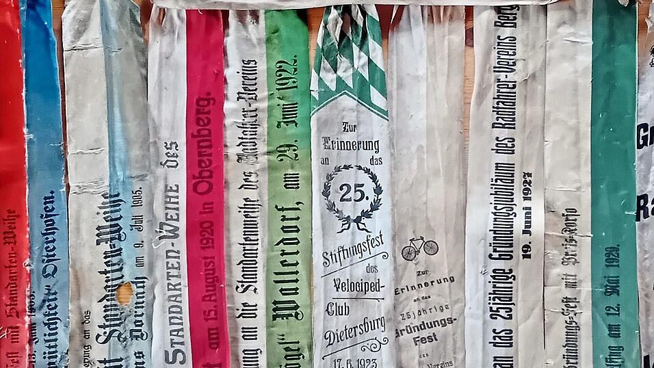 Durch die Teilnahme an auswärtigen Gründungsfesten erhielt der Verein zahlreiche Bänder. Durch die Teilnahme an auswärtigen Gründungsfesten erhielt der Verein zahlreiche Bänder.