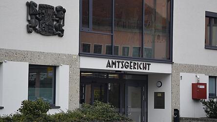 Ein 32-jähriger macht sich per WhatsApp in eindeutiger sexueller Absicht an ein 13-jähriges Mädchen ran - und erhält dafür zweieinhalb Jahre Haft.