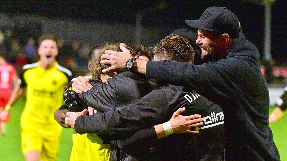 Die DJK Vilzing um Cheftrainer Thorsten Kirschbaum (r.) feiert im Bild den Treffer zum 4:1-Endstand, erzielt von Youngster Nik Leipold. Die Gelb-Schwarzen sind seit zwei Spielen ohne Punktverlust.