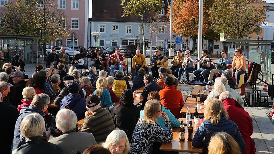 Auch auf dem Stadtplatz sorgten die irischen G&auml;ste f&uuml;r Stimmung.