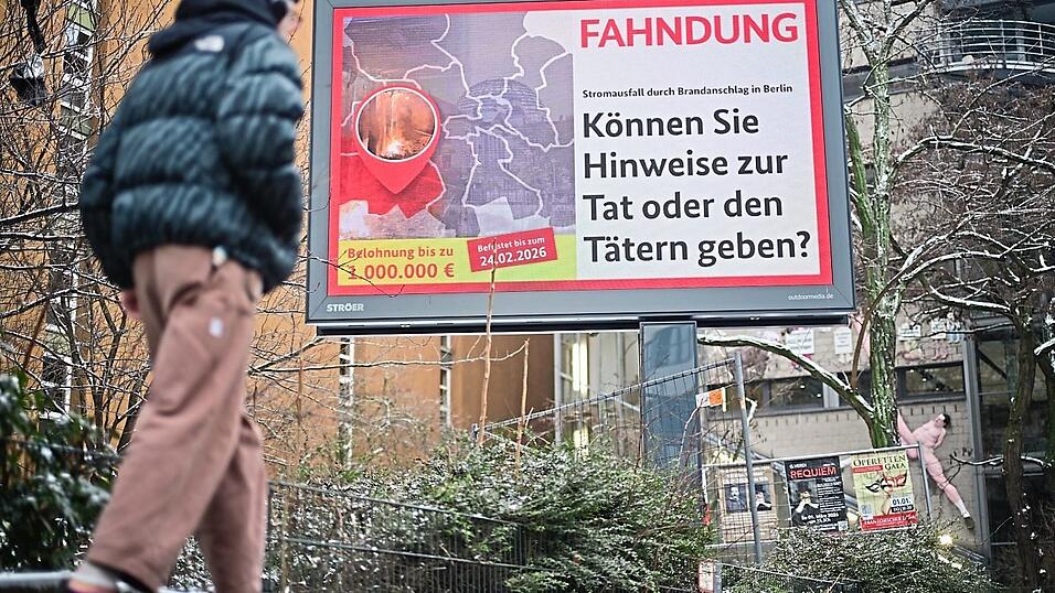 Mit Fahndungsaufrufen und einer extrem hohen Belohnung erhofft sich das Bundeskriminalamt Hinweise aus der Bevölkerung, um den Anschlag auf das Stromnetz aufzuklären. Mit Fahndungsaufrufen und einer extrem hohen Belohnung erhofft sich das Bundeskriminalamt Hinweise aus der Bevölkerung, um den Anschlag auf das Stromnetz aufzuklären.