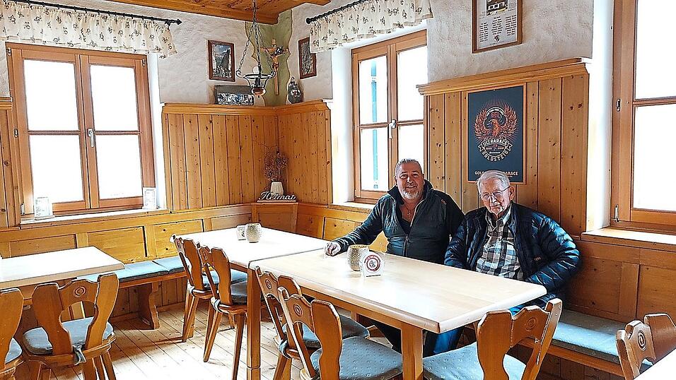 Waldvereinsvorsitzender Hubert Sablowski (links) und Wieland Oberhofer, damals Kassier des Vereins und Mitinitiator des Waldh&auml;usls, in der gem&uuml;tlichen Gaststube