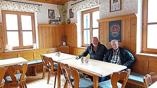 Waldvereinsvorsitzender Hubert Sablowski (links) und Wieland Oberhofer, damals Kassier des Vereins und Mitinitiator des Waldh&auml;usls, in der gem&uuml;tlichen Gaststube
