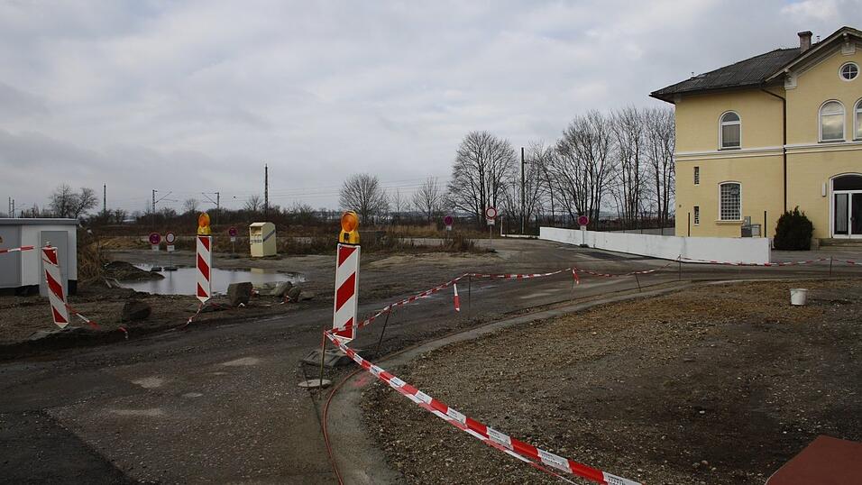 Am Bahnhof in Ahrain laufen Vorarbeiten für die Erschließung. Etwa 11000 Quadratmeter Grund stünden dort laut Bauamtsleiter Helmut Klugbauer für Interessenten zur Verfügung. Am Bahnhof in Ahrain laufen Vorarbeiten für die Erschließung. Etwa 11000 Quadratmeter Grund stünden dort laut Bauamtsleiter Helmut Klugbauer für Interessenten zur Verfügung.