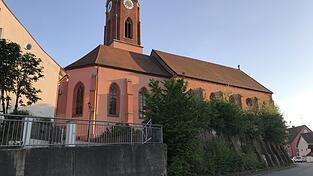 Kirchhofmauer und Hauptstraße in Atting. Kirchhofmauer und Hauptstraße in Atting.