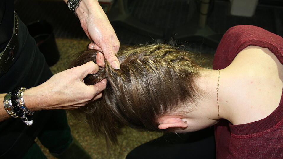An den Seiten immer eine Strähne dazunehmen. Weiterflechten bis man am Haargummi angekommen ist. Mit einem zweiten Gummi umwickeln. An den Seiten immer eine Strähne dazunehmen. Weiterflechten bis man am Haargummi angekommen ist. Mit einem zweiten Gummi umwickeln.