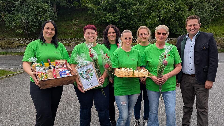 Nach der Überreichung der Auszeichnung: Bürgermeister Andreas Eckl (r.) mit Geschäftsführerin Sandra Häußler (2.v.l.), ihrer ehemaligen Stellvertreterin Tanja Wagner (l.) und dem Dorfladen-Team. Nach der Überreichung der Auszeichnung: Bürgermeister Andreas Eckl (r.) mit Geschäftsführerin Sandra Häußler (2.v.l.), ihrer ehemaligen Stellvertreterin Tanja Wagner (l.) und dem Dorfladen-Team.