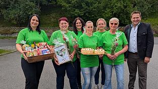 Nach der Überreichung der Auszeichnung: Bürgermeister Andreas Eckl (r.) mit Geschäftsführerin Sandra Häußler (2.v.l.), ihrer ehemaligen Stellvertreterin Tanja Wagner (l.) und dem Dorfladen-Team.