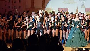 Zum Abschluss kamen nochmal alle Mitwirkenden auf die Bühne, um gemeinsam zu schunkeln und zu singen. Zum Abschluss kamen nochmal alle Mitwirkenden auf die Bühne, um gemeinsam zu schunkeln und zu singen.