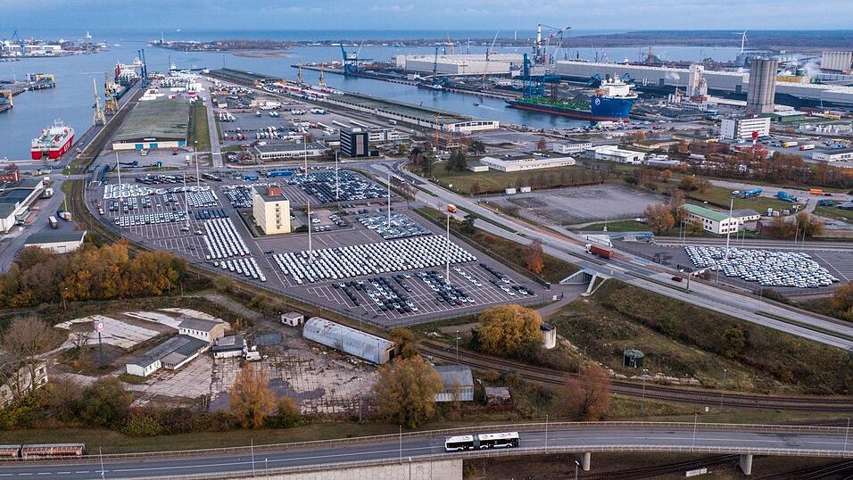 &Uuml;ber den Rostocker Hafen soll Wasserstoff in Form von Ammoniak nach Deutschland gelangen. (Archivbild)