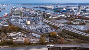 Über den Rostocker Hafen soll Wasserstoff in Form von Ammoniak nach Deutschland gelangen. (Archivbild) Über den Rostocker Hafen soll Wasserstoff in Form von Ammoniak nach Deutschland gelangen. (Archivbild)