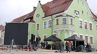 Wegen der Dreharbeiten ist der Marktplatz gesperrt. Wegen der Dreharbeiten ist der Marktplatz gesperrt.