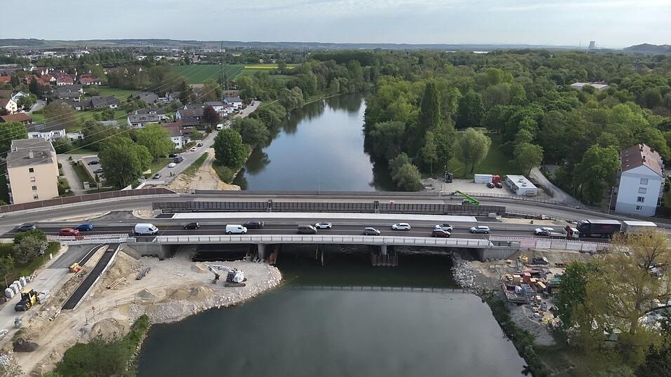 Es geht wieder geradeaus &uuml;ber die Kleine Isar: Die neue Br&uuml;cke ist so weit fertig, dass der Verkehr &uuml;ber sie flie&szlig;en und die Behelfsumfahrung zur&uuml;ckgebaut werden kann. Bis der Verkehr an der Gro&szlig;en Isar &uuml;ber die Hilfsbr&uuml;cke fahren kann, dauert es aber voraussichtlich bis Ende des Jahres.