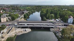 Es geht wieder geradeaus &uuml;ber die Kleine Isar: Die neue Br&uuml;cke ist so weit fertig, dass der Verkehr &uuml;ber sie flie&szlig;en und die Behelfsumfahrung zur&uuml;ckgebaut werden kann. Bis der Verkehr an der Gro&szlig;en Isar &uuml;ber die Hilfsbr&uuml;cke fahren kann, dauert es aber voraussichtlich bis Ende des Jahres.